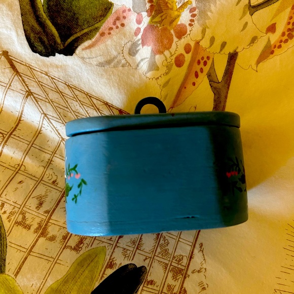 Small Wooden Box with Painted Rose Malling Design - Picture 3 of 8